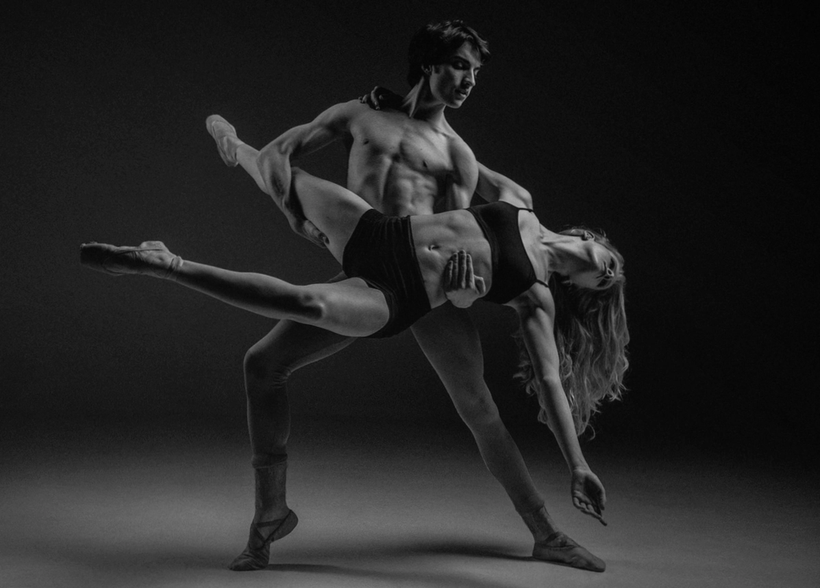 Couple marchant enlacé sur une piste de tango