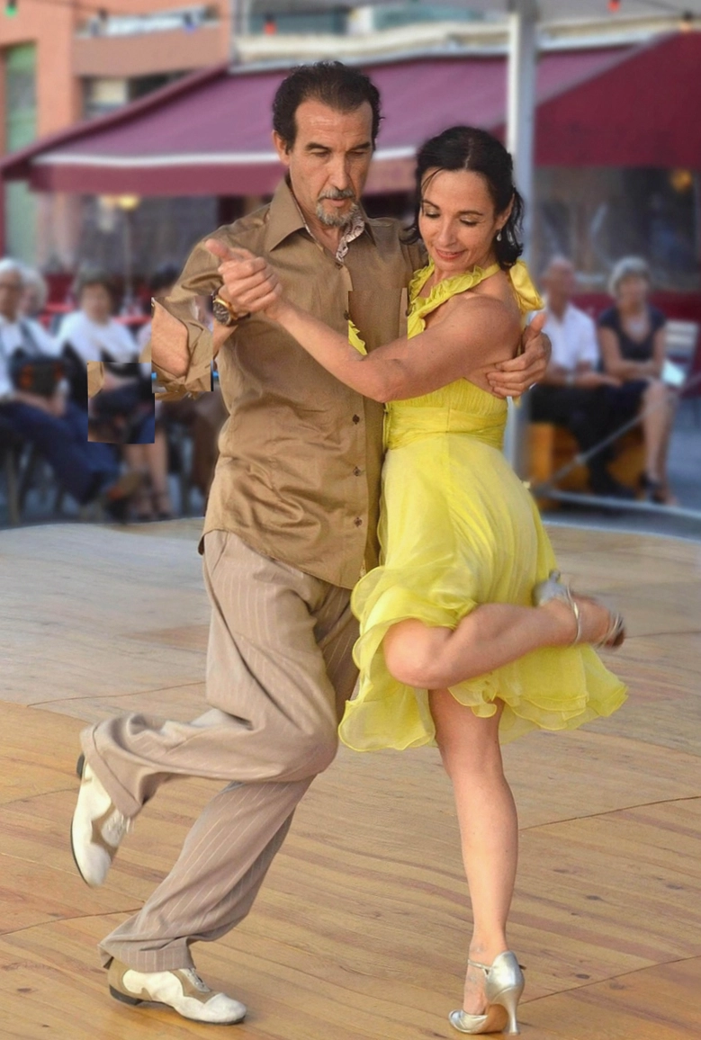 Professeur montrant le pas de base de salsa